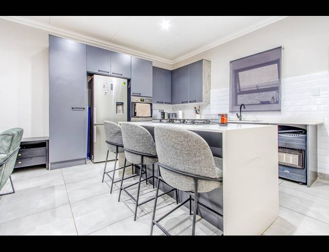 2 BEDROOM APARTMENT FOR SALE IN BRYANSTON